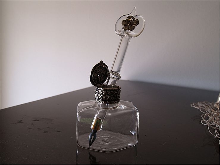 Picture Of Ink Bottle With Pen